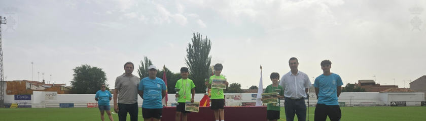 Jes�s Santacruz, concejal de deportes, y Genaro Gal�n acuden a la entrega de premios del campus de f�tbol.