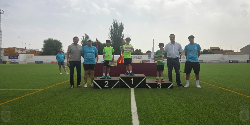 Jes�s Santacruz, concejal de deportes, y Genaro Gal�n acuden a la entrega de premios del campus de f�tbol.