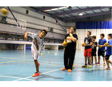 El BM Almagro sigue sembrando entre los peque�os de la localidad