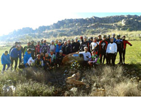 Sus amigos recuerdan a �ngel Ayll�n con una placa