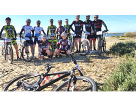 Un grupo de almagre�os saborea la dureza de la Algarve Bike Challenge en Portugal