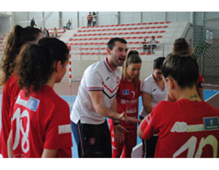 Sufrida victoria frente a un correoso Melilla para seguir en la segunda posici�n