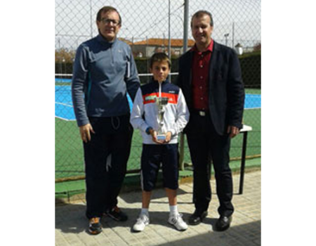 V�ctor Manuel V�llez gana otros dos torneos de tenis en la provincia