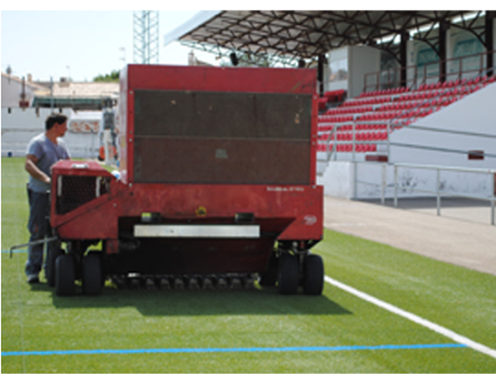 Ya se est� realizando el recebado del c�sped del Manuel Trujillo