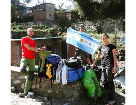 El alpinista almagre�o Jos� Luis Guzm�n camina hacia la cima del Sharpu IV