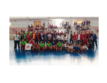 Reconocimiento a los equipos de baloncesto de la Escuela Municipal en el �ltimo partido de la temporada en casa