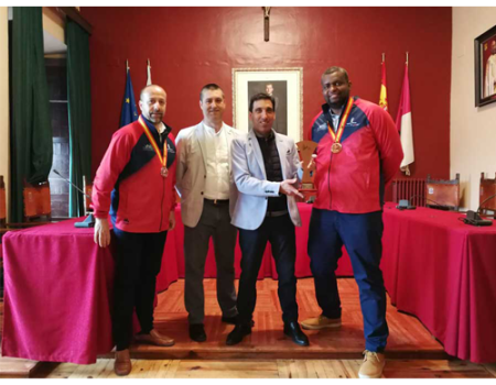 La selecci�n cadete masculina de voleibol ofrece su trofeo a la ciudad de Almagro