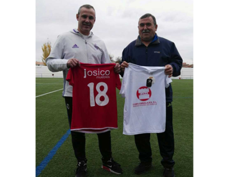 El alev�n A de f�tbol estrena nuevas equipaciones gracias a una donaci�n