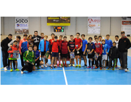 Un centenar de ni�os disfrutaron del f�tbol sala navide�o