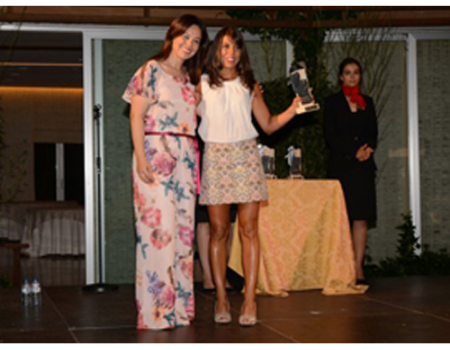 Gemma Arenas recibe un premio de la Cadena SER