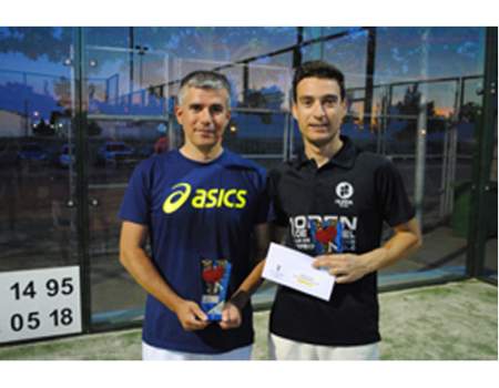 Manuel Ar�valo y Francisco �lvarez se llevan el primer torneo de p�del sobre el nuevo c�sped