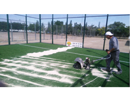 Nuevo c�sped para las pistas municipales de p�del