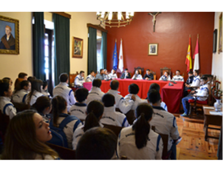 El alcalde recibe a los equipos regionales de voleibol