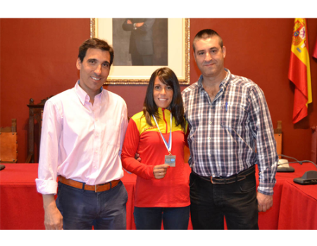 Daniel Reina y Jes�s Santacruz felicitan a Gemma Arenas