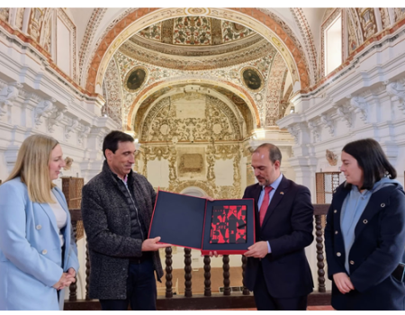 Las Cortes regionales entregan un ejemplar conmemorativo del Estatuto de Autonom�a en Almagro: 