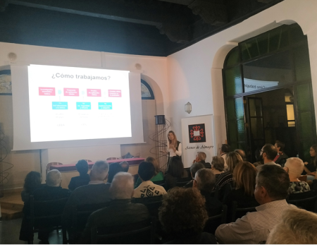 La doctora Leticia Serrano recalca en el Ateneo la importancia de la investigaci�n en patolog�as como el c�ncer de p�ncreas