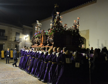  Jes�s Rescatado y Mar�a Magdalena guardan un minuto de silencio antes de iniciar su desfile procesional