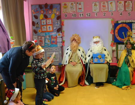 Los Reyes Magos y sus pajes reales recogen las cartas del alumnado de Almagro