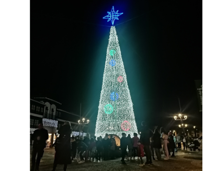 La Plaza Mayor de Almagro se ilumina con m�s de 12.000 l�mparas led para anunciar la Navidad 