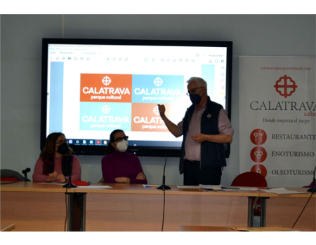 La AD Campo de Calatrava firma convenios para ofrecer viajes en globo y realizar pr�cticas de alumnado de la UCLM en el proyecto “Networking Junior”