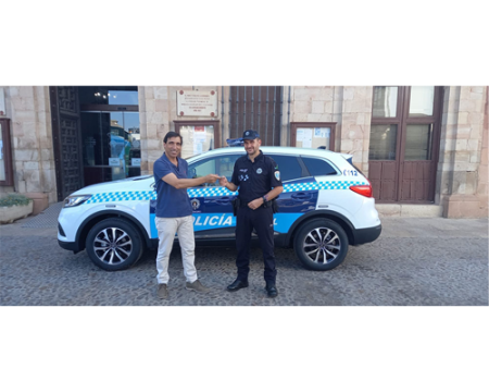 El alcalde de Almagro entrega un nuevo coche a la Polic�a Local