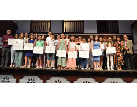 Almagro reconoce a sus mejores alumnos 
