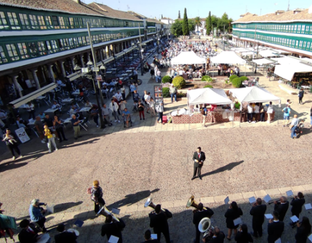 La Plaza Mayor se convierte en punto de encuentro de encajeras 