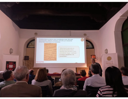 La exposici�n sobre los Premios Nobel de Qu�mica del s.XXI se clausura con una charla del catedr�tico de la UCLM Enrique D�ez