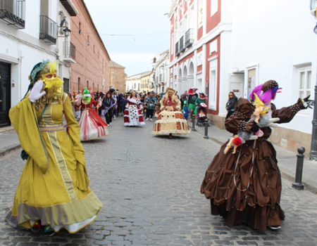La m�scara guarra se echa a la calle en el primer d�a de Carnaval en Almagro