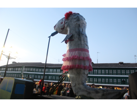 Una sardina claramente triste junto a su twingo y su casio recibe el cari�o de Almagro
