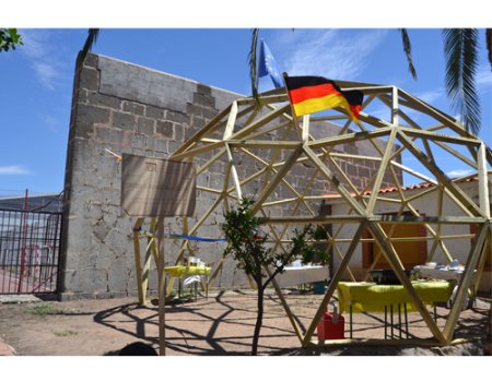 Alumnos alemanes y  de Formaci�n Profesional en la especialidad de Madera del instituto Antonio Calv�n construyen un geodomo en el patio como aula verde 