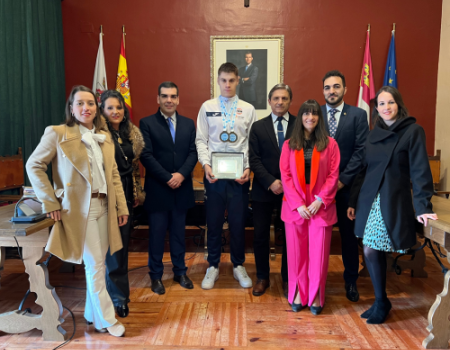 Carlos Lozano Soto recibe el cari�o de su pueblo tras conseguir un doble bronce en el campoenato mundial de Kickboxing