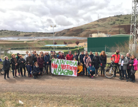 Casi un centenar de personas particip� en la marcha contra la ampliaci�n del vertedero