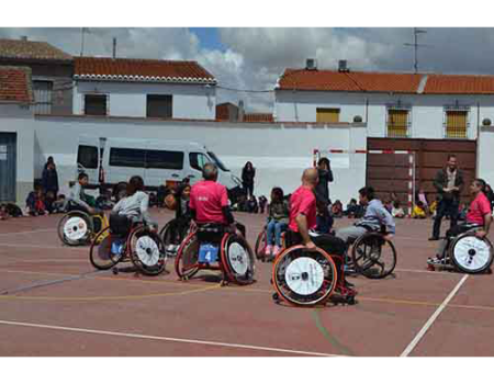 Los alumnos del colegio Miguel de Cervantes practican deporte inclusivo