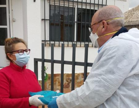 Una treintena de alumnos de los colegios de Almagro han recibido un ordenador para poder realizar las tareas de forma telem�tica 