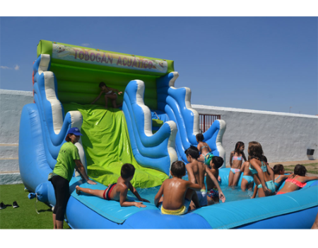 M�s de 200 chavales disfrutaron de las actividades infantiles en la piscina 