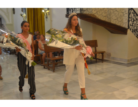 Los mayores realizan la ofrenda a la Patrona 