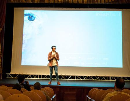 El Teatro Municipal se llena de espectadores en la primera tarde de proyecciones