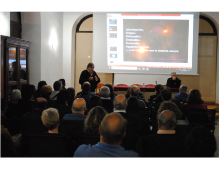 F�lix Llorente llen� el Ateneo para hablar de agujeros negros