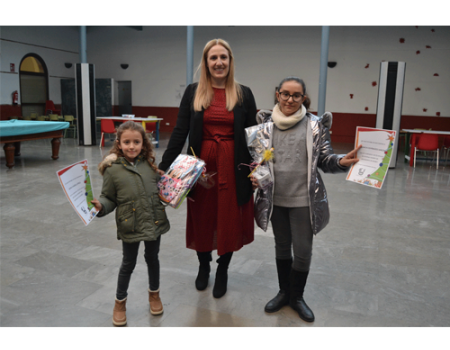 Las ganadores del concurso de felicitaci�n navide�a recibieron su premio