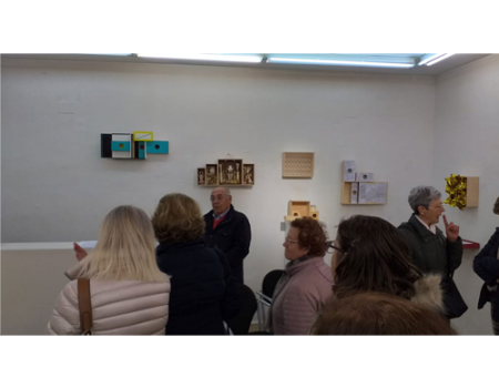 El aula de Tertulia de la UP visita la Galer�a F�cares