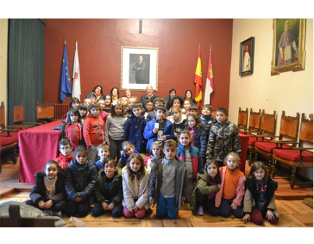 El colegio Miguel de Cervantes visita el Ayuntamiento