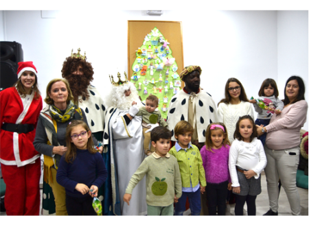 Los Reyes Magos visitaron a los usuarios m�s peque�os de la Biblioteca