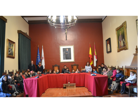 Los ni�os de 5 a�os del colegio Cervantes charlan con el alcalde