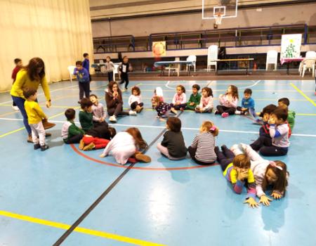 M�s de 120 ni�os se divierten en Navilandia