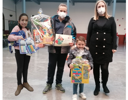 La Concejal�a de Infancia entrega los premios a los ganadores del concurso de felicitaci�n navide�a
