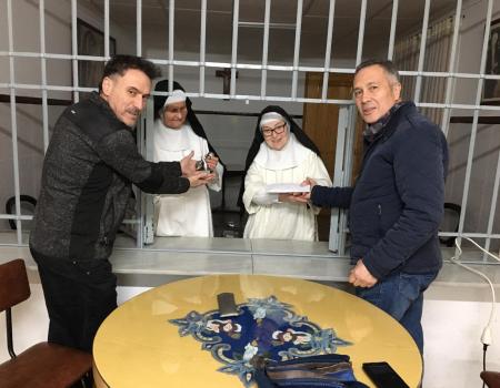 Las monjas de clausura reciben la recaudaci�n de la gala de Navidad