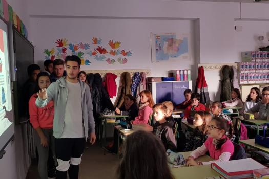 Alumnos de 2� de la ESO explican a los alumnos de 5� y 6� de Primaria de los colegios c�mo reducir el consumo de pl�sticos