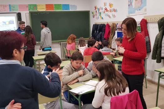 Alumnos de 2� de la ESO explican a los alumnos de 5� y 6� de Primaria de los colegios c�mo reducir el consumo de pl�sticos