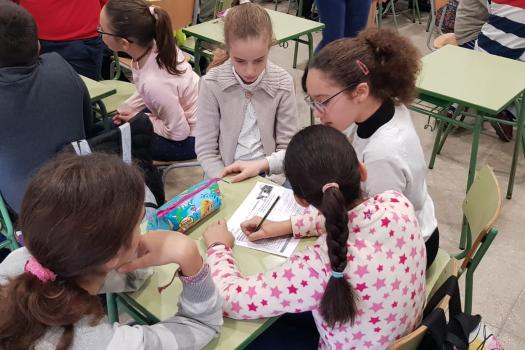 Alumnos de 2� de la ESO explican a los alumnos de 5� y 6� de Primaria de los colegios c�mo reducir el consumo de pl�sticos
